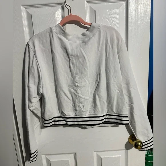 🎀 Beautiful basic tie up sweater. ❤️ - Picture 2 of 5